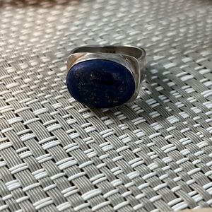 Beautiful .925 silver ring with a oval lapis stone